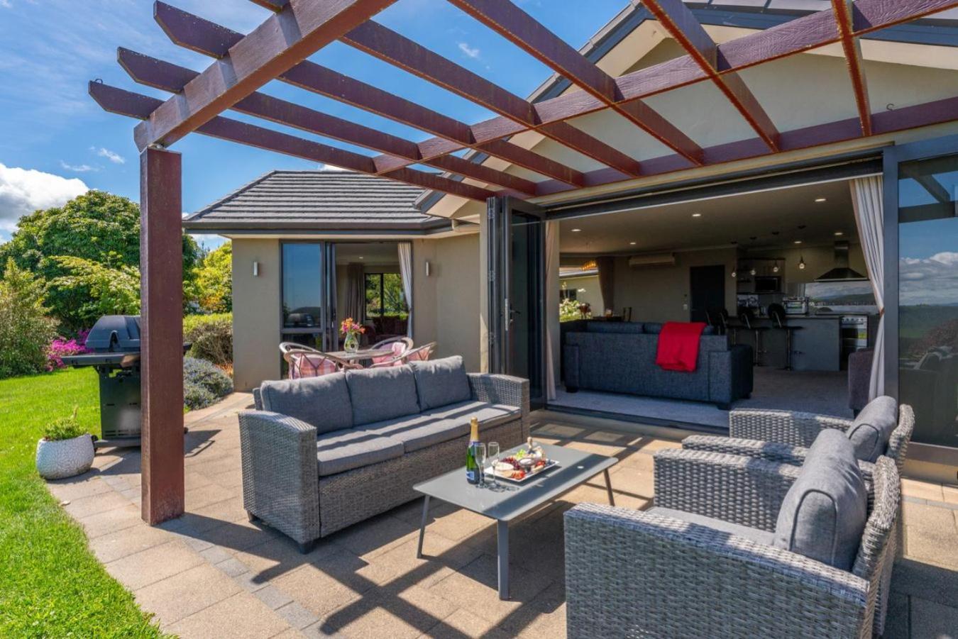 Scenic Solitude - Wake Up To Lake And Mountain Views! Taupo Exterior foto