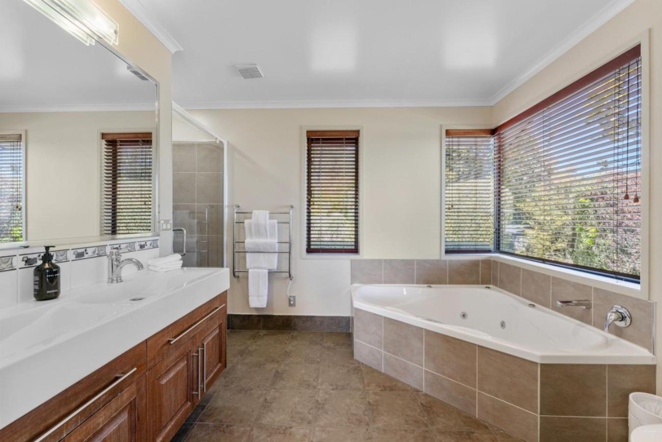 Scenic Solitude - Wake Up To Lake And Mountain Views! Taupo Exterior foto