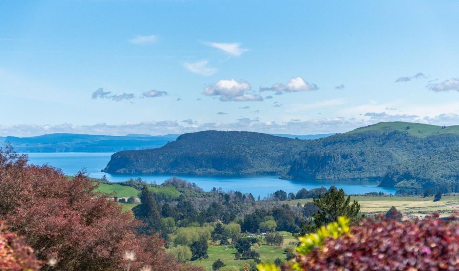 Scenic Solitude - Wake Up To Lake And Mountain Views! Taupo Exterior foto
