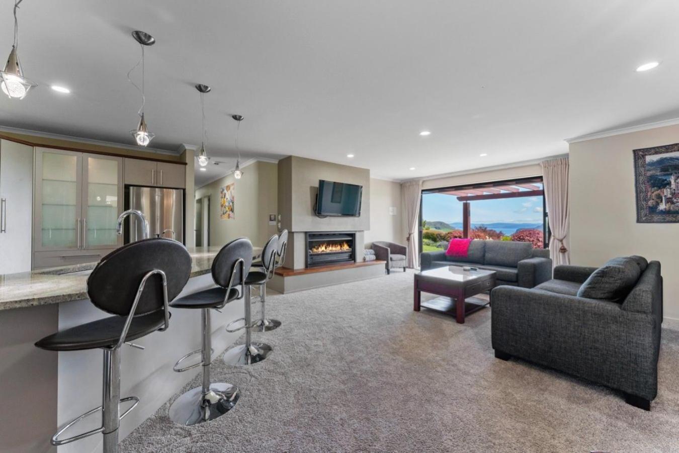Scenic Solitude - Wake Up To Lake And Mountain Views! Taupo Exterior foto
